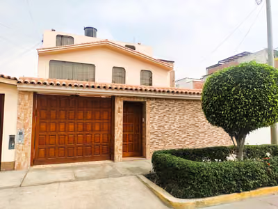 Fachada de una casa con cochera