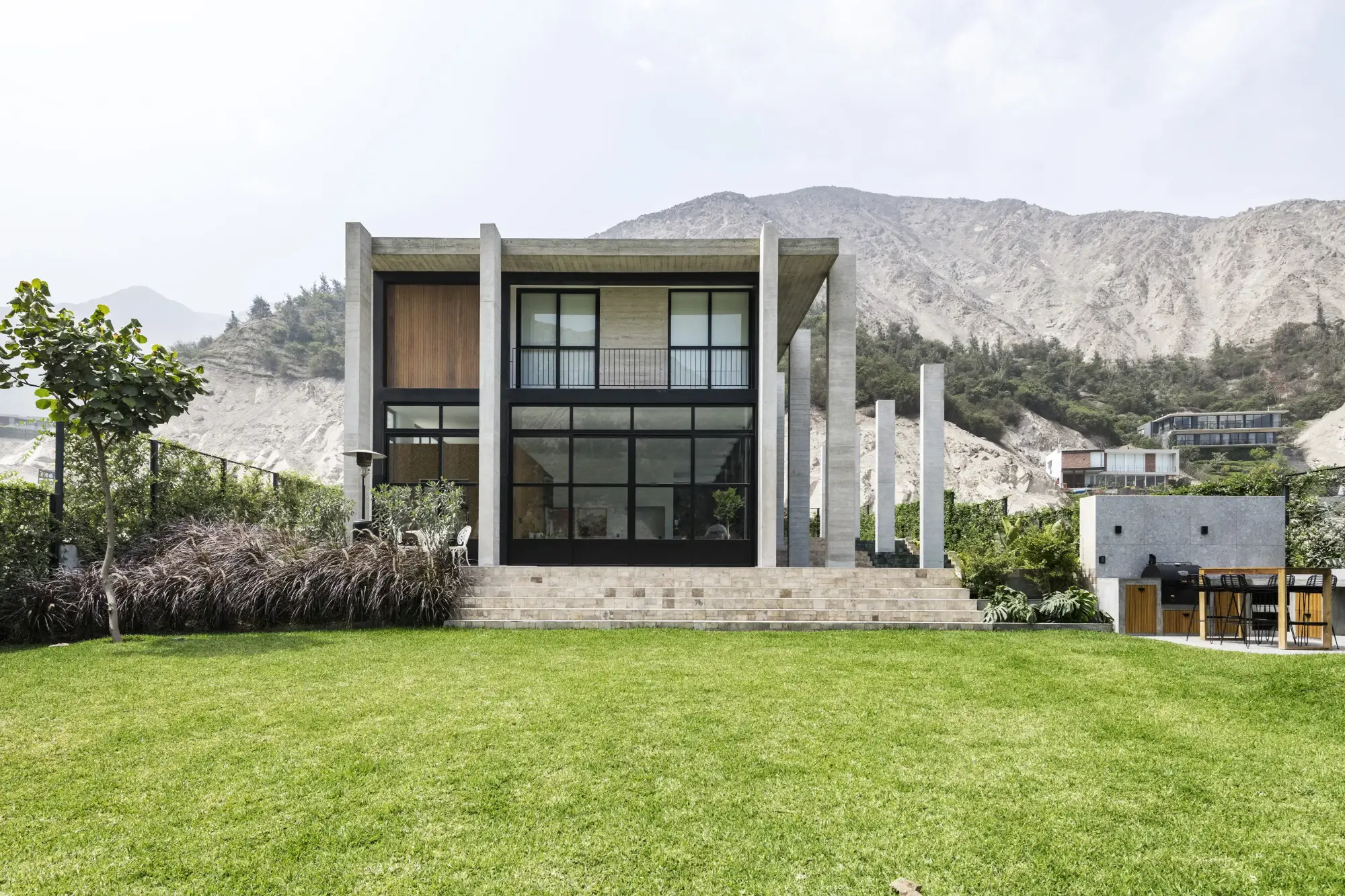 Casa moderna con jardín