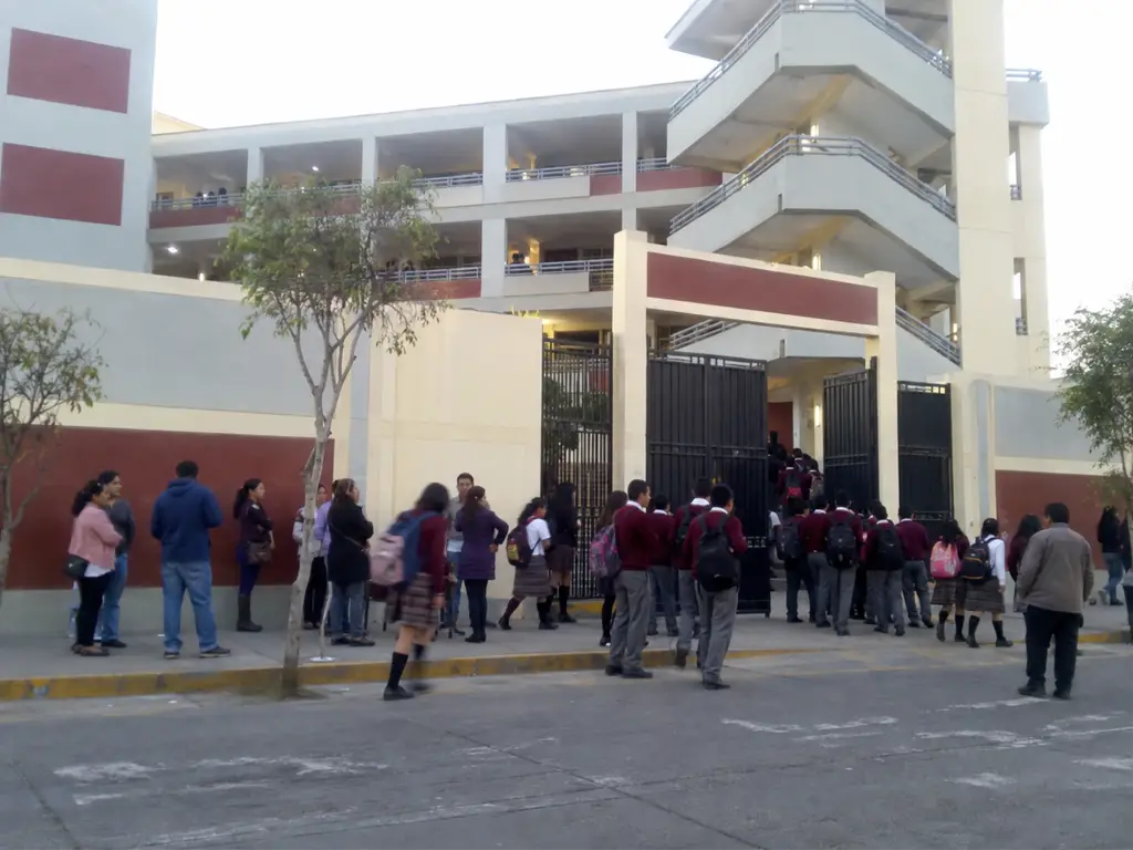 Escolares en la entrada de su colegio